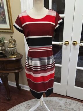 ILE Striped Red and Black Midi Dress Short Sleeves Stretch Round Neck Size 8 EUC